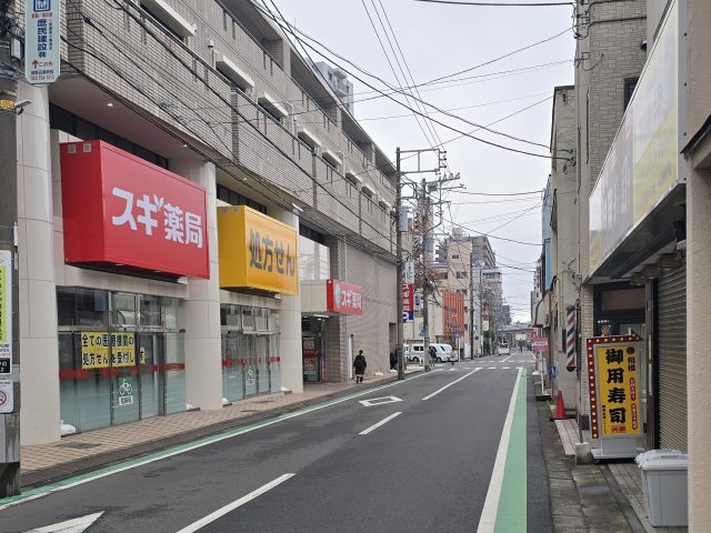 そのまま道なりに直進です。